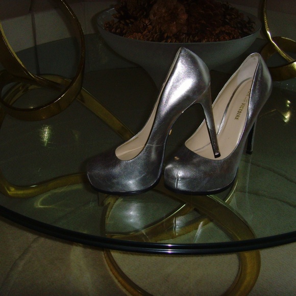 Pour La Victoire Metallic Silver Irina Pumps - 9 NEW - Picture 5 of 14